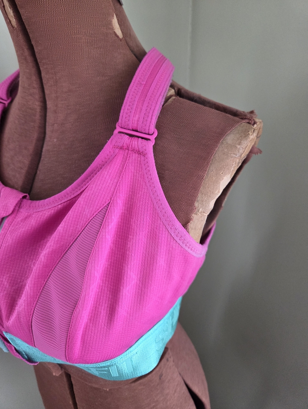 SHEFIT Pink and Green Sports Bra, Medium, Zipper, Hook & Eye Closure - Picture 4 of 12